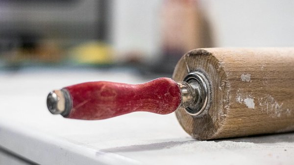 Quels sont les ustensiles essentiels pour démarrer en cuisine?